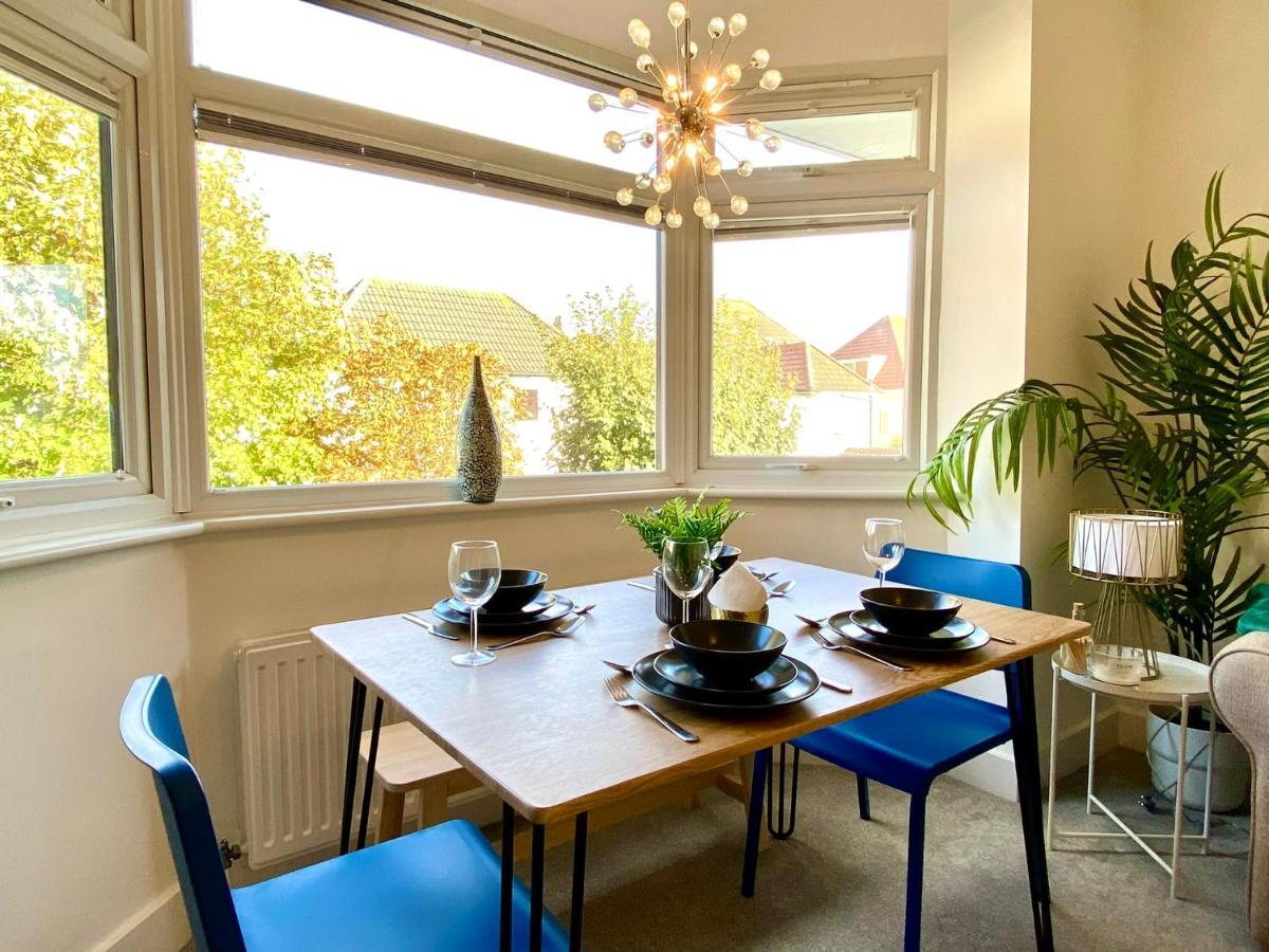 2 Min Walk To The Best Beach! Stunning Newly Refurbished Stylish 2 Bedroom Apartment! - Great Location - Free Parking - Fast Wifi - Smart Tv - Sleeps Up To 4! Close To Bournemouth & Poole Town Centre & Sandbanks Eksteriør bilde