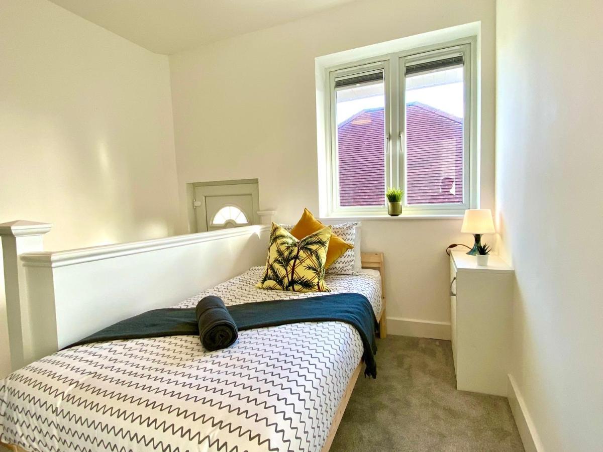 2 Min Walk To The Best Beach! Stunning Newly Refurbished Stylish 2 Bedroom Apartment! - Great Location - Free Parking - Fast Wifi - Smart Tv - Sleeps Up To 4! Close To Bournemouth & Poole Town Centre & Sandbanks Eksteriør bilde