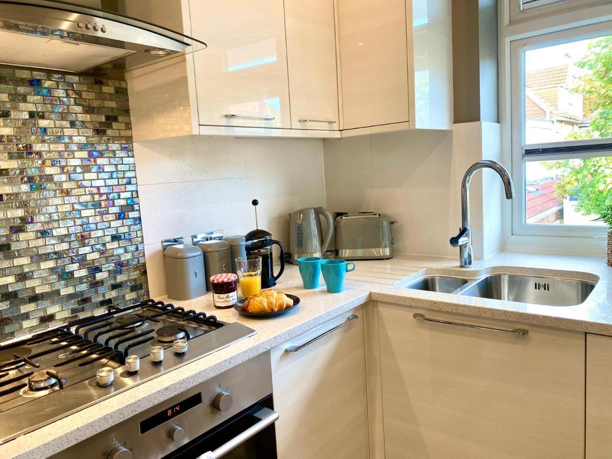 2 Min Walk To The Best Beach! Stunning Newly Refurbished Stylish 2 Bedroom Apartment! - Great Location - Free Parking - Fast Wifi - Smart Tv - Sleeps Up To 4! Close To Bournemouth & Poole Town Centre & Sandbanks Eksteriør bilde